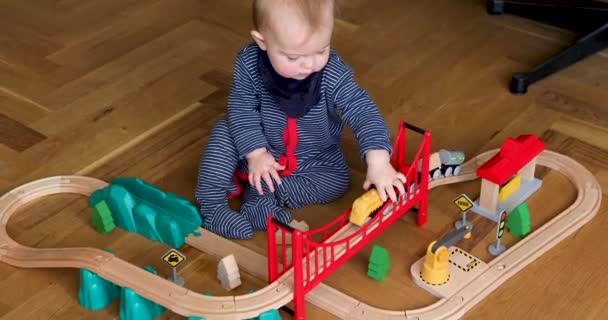 Bebek ahşap demiryolu ile oynarken - Video, Çekim