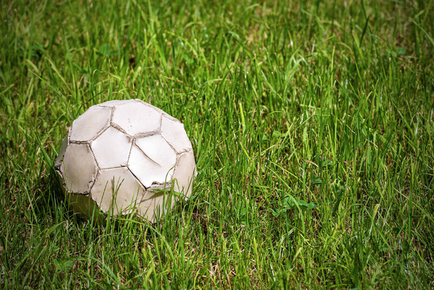 Vanha nahka jalkapallo ruoho - Jalkapallo Urheilu
 - Valokuva, kuva