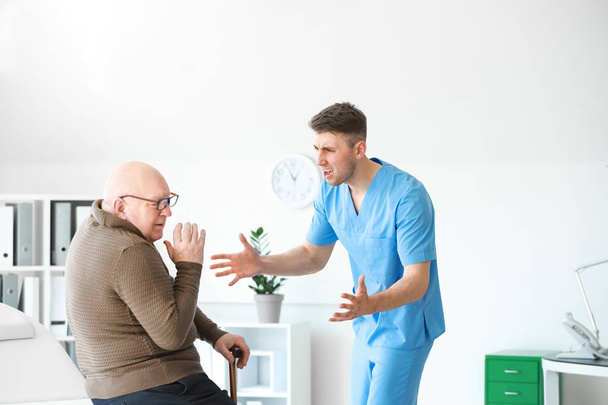 Медицинский работник плохо обращается с пожилым человеком в доме престарелых
 - Фото, изображение