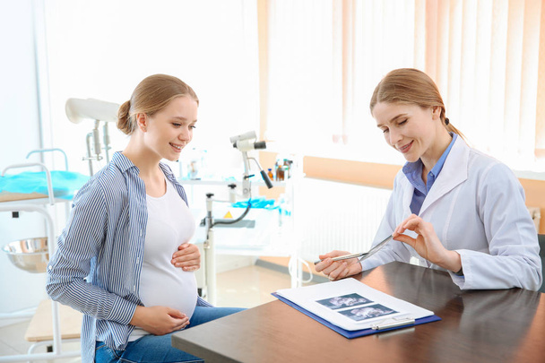 Беременная женщина посещает своего гинеколога в клинике
 - Фото, изображение