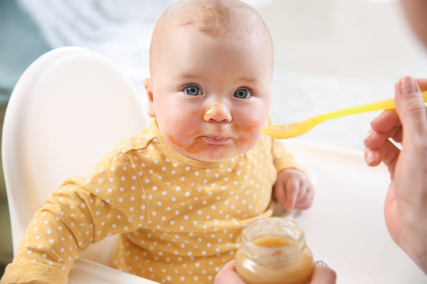 Mignon petit bébé mangeant des aliments savoureux à la maison
 - Photo, image