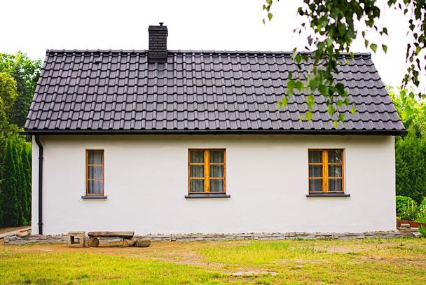 altes weißes Haus mit Holzfenstern - Foto, Bild