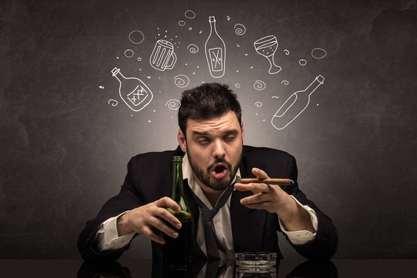 Homem bêbado com conceito de garrafas de álcool doodle
 - Foto, Imagem