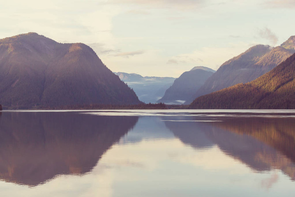 Scena serena presso il lago di montagna in Canada con riflesso delle rocce nell'acqua calma. - Foto, immagini