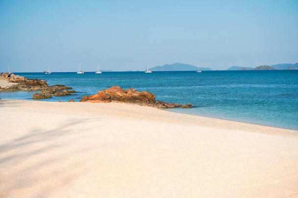 Літня концепція, м'яка хвиля lapped піщаний пляж Ко Липі пляж  - Фото, зображення