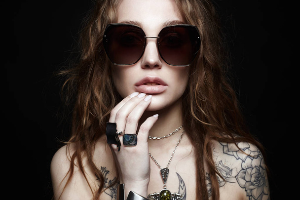 belleza chica tatuada en gafas de sol y joyas
 - Foto, imagen