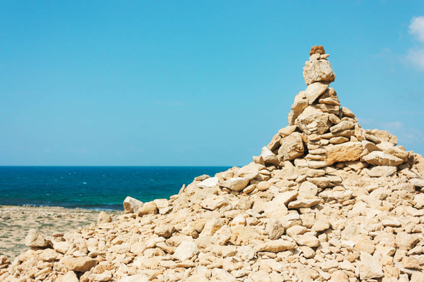 collina di grandi pietre sulla spiaggia, un tumulo
. - Foto, immagini
