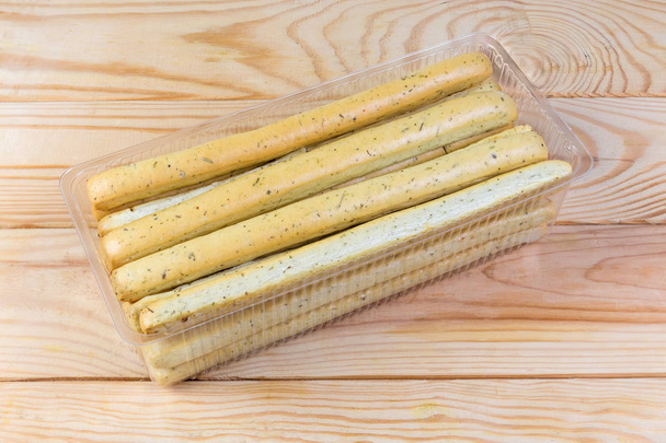 Breadsticks z włoskimi ziołami w pojemniku na rustykalny stół - Zdjęcie, obraz