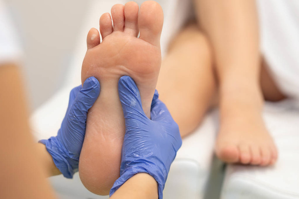 Masseur making feet massage in spa salon - Foto, imagen