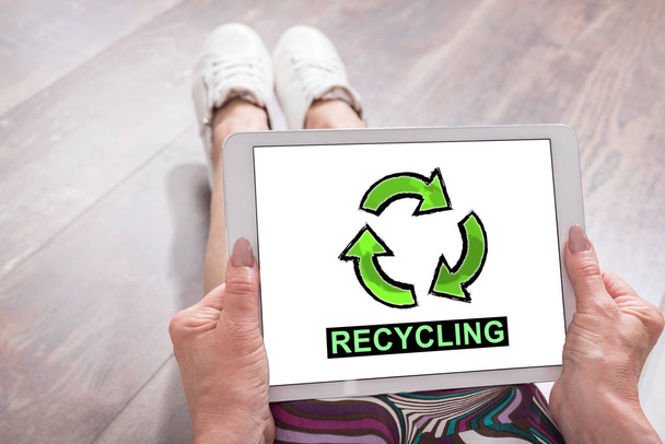 Concepto de reciclaje en una tableta
 - Foto, Imagen