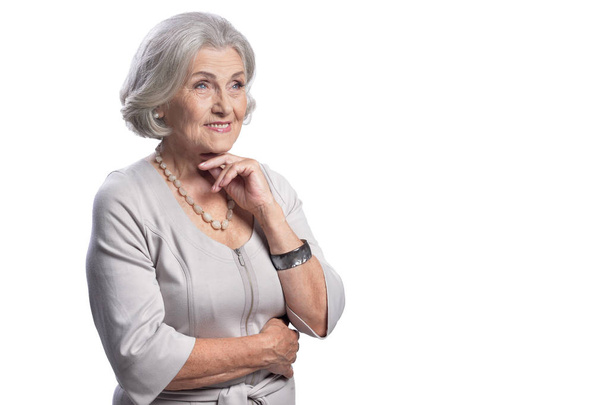 Lächelnde Seniorin isoliert auf weißem Hintergrund - Foto, Bild