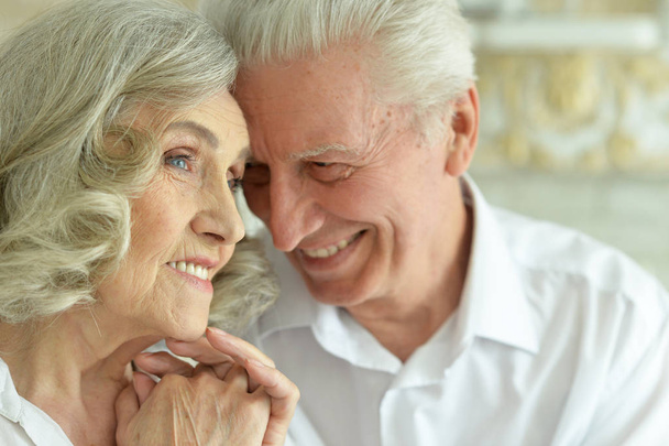 feliz pareja de ancianos posando en casa
  - Foto, imagen