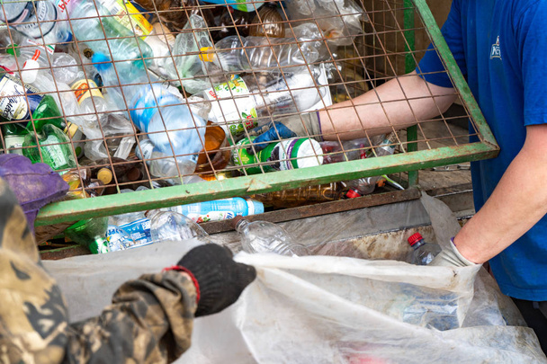 Chelyabinsk régió, Oroszország-június 2019. Kisvállalkozások. Háztartási műanyagok begyűjtése újrahasznosításra. Egy halom hulladék műanyag palackok. - Fotó, kép