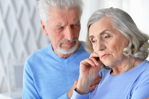 Porträt eines traurigen Senioren-Paares posiert zu Hause  - Foto, Bild
