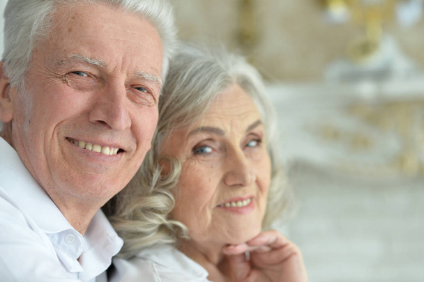 feliz pareja de ancianos posando en casa
  - Foto, Imagen