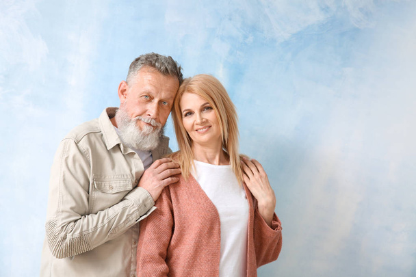 schönes älteres Paar auf farbigem Hintergrund - Foto, Bild