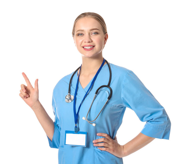 Jeune assistant médical pointant quelque chose sur fond blanc
 - Photo, image