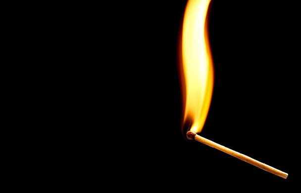 Égő gyufa sötét háttéren - Fotó, kép