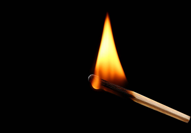 Burning match σε σκοτεινό φόντο - Φωτογραφία, εικόνα