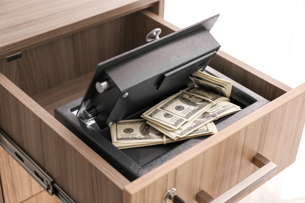 Caja fuerte moderna con dinero en el cajón
 - Foto, Imagen