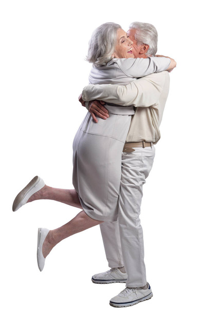 Portret szczęśliwa para starszy przytulanie na białym tle - Zdjęcie, obraz