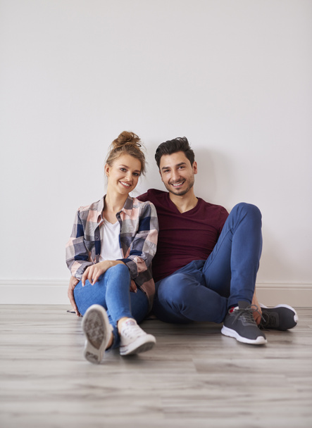 Portrait of smiling couple taking break from moving home - Photo, image
