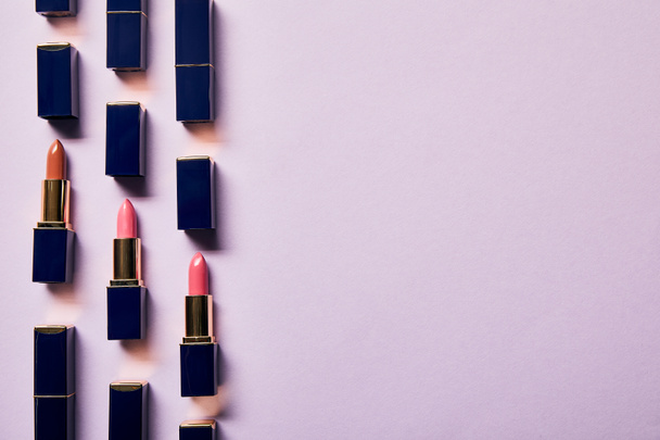 plochý s různými růžovými odstíny rlek na fialovém s prostorem pro kopírování - Fotografie, Obrázek