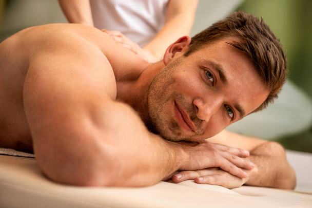 Man having back massage in the health spa.  - Zdjęcie, obraz