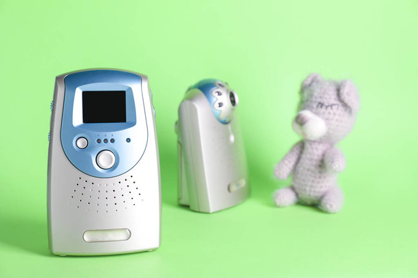 Moderno baby monitor su sfondo a colori
 - Foto, immagini