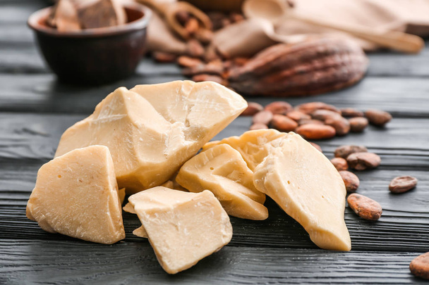 Kousky kakaového másla na dřevěný stůl - Fotografie, Obrázek