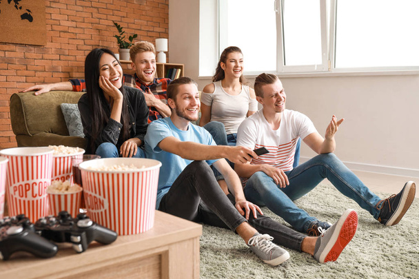 Friends watching TV at home - Foto, Bild
