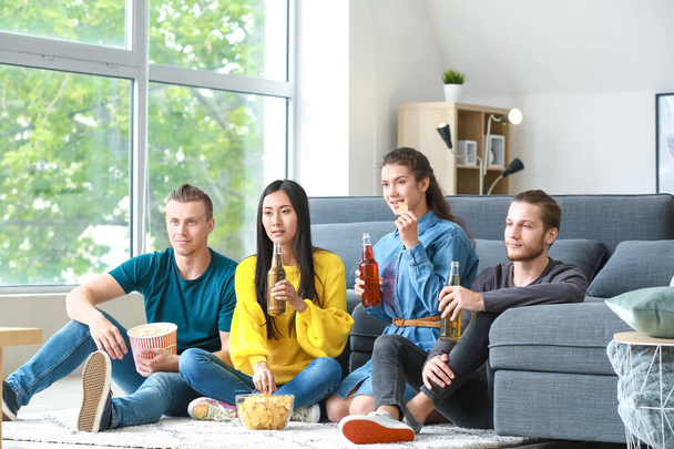 Amigos viendo televisión en casa - Foto, imagen