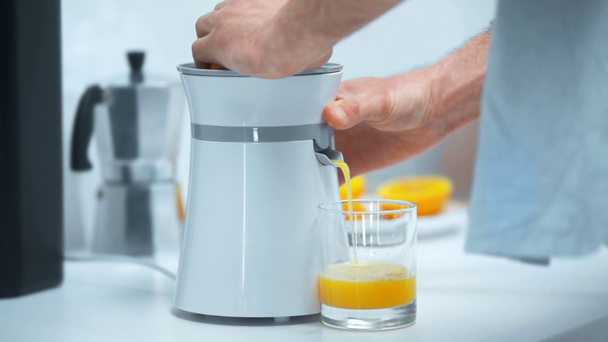 częściowy widok człowieka podejmowania sok pomarańczowy w kuchni - Materiał filmowy, wideo