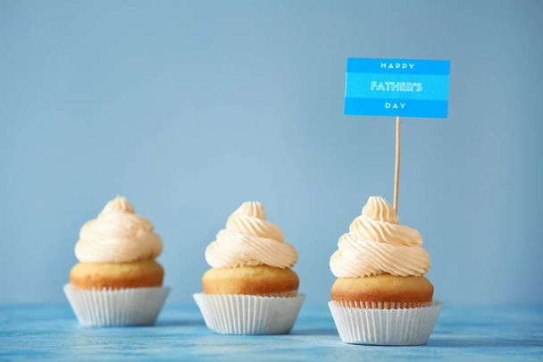 leckere Cupcakes zum Vatertag auf farbigem Hintergrund - Foto, Bild