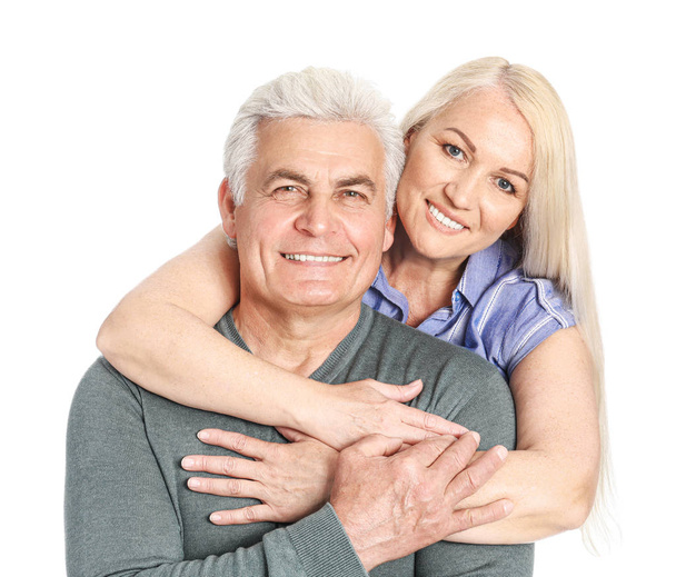 幸せな成熟した夫婦の白い背景の肖像画 - 写真・画像