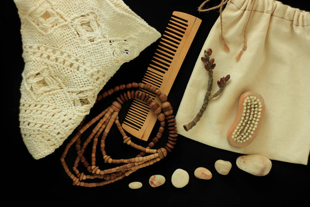 Nulový odpad dámské doplňky, přírodní kartáč, dřevěný hřeben a korálky, slaměný klobouk, opakovaně použitelná bavlněná ruční taška. - Fotografie, Obrázek