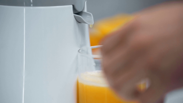 portakal taze yapmak için meyve sıkacağı kullanarak adam kırpılmış görünümü - Video, Çekim