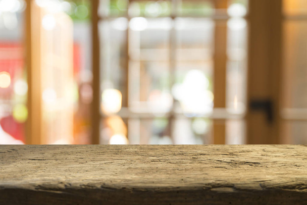 Vazio de tampo de mesa de madeira na desfoque de cortina com janela vista verde de árvore jardim background.For montagem exposição do produto ou design layout visual chave
 - Foto, Imagem