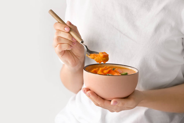 Жінка тримає миску смачного вершкового супу, крупним планом
 - Фото, зображення