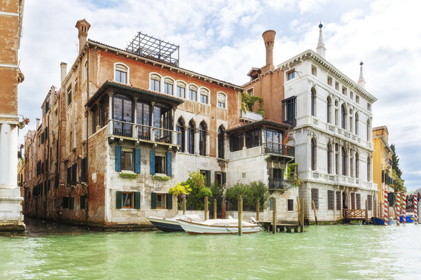 Summer shot of houses near Grand Canal, Venice - Foto, imagen
