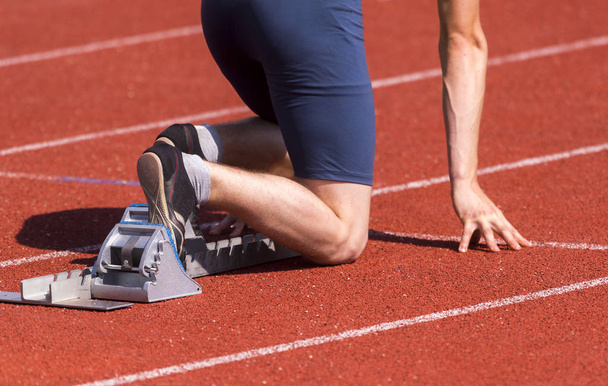 Kilpailuun valmistautuvat juoksijat lähtölohkoissa
 - Valokuva, kuva