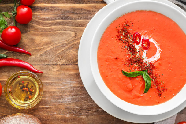 Чаша вкусного томатного кремового супа на столе - Фото, изображение
