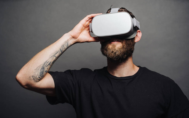 Man hipster with beard using virtual reality glasses - Φωτογραφία, εικόνα