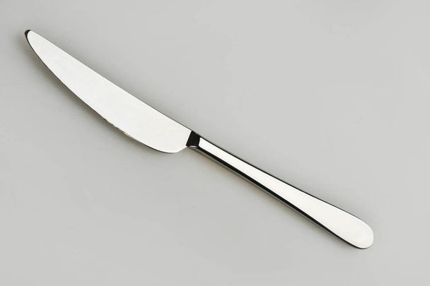Cuchillo sobre fondo gris utilizado en restaurantes
 - Foto, imagen