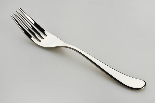 Jedna jídelní vidlice na šedém povrchu - Fotografie, Obrázek