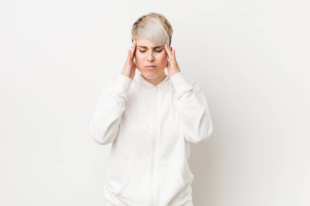 junge kurvige Frau trägt einen weißen Kapuzenpulli, der Schläfen berührt und Kopfschmerzen hat. - Foto, Bild