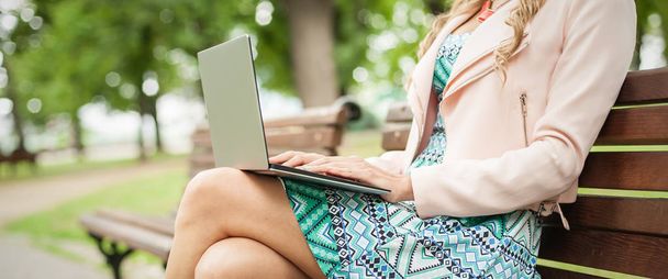 Nuori nainen bloggaaja freelancer nauttia penkillä tietokoneen kanssa l
 - Valokuva, kuva