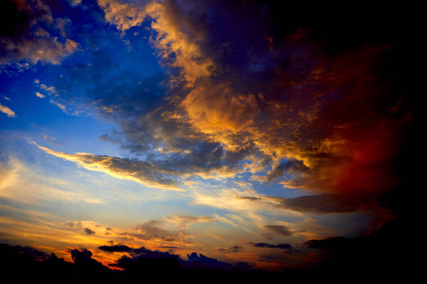 malerischer Blick auf den schönen Himmel bei Sonnenuntergang  - Foto, Bild