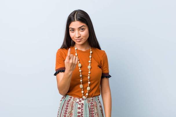Jovem árabe mulher apontando com o dedo para você como se convidando chegar mais perto
. - Foto, Imagem