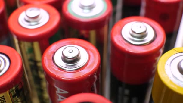 Κόκκινες και κίτρινες χρησιμοποιούμενες μπαταρίες στο σωρού - Πλάνα, βίντεο
